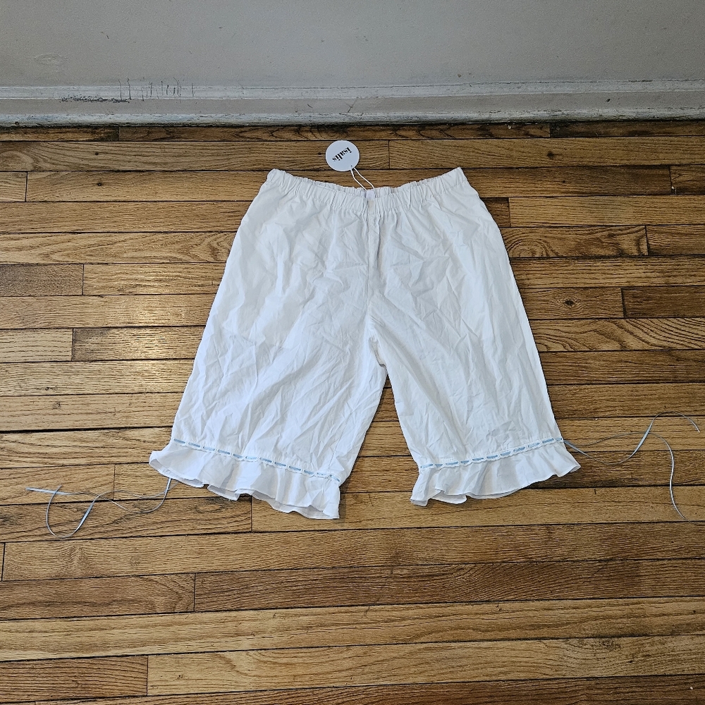 NWT Isalis White Ruffle Hem Capri Bloomers With A Bow At The Hem